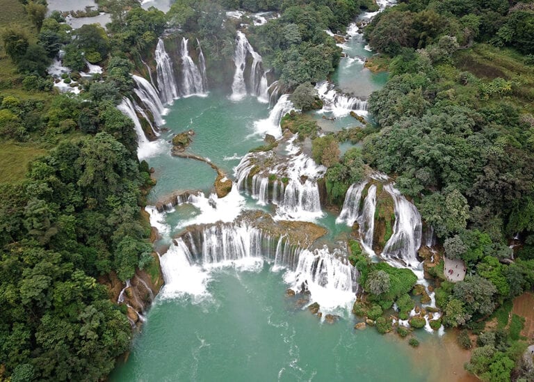 De Bac Ho waterval op de gren van Vietnam met China zit in de route van de motorreis Vietnam.