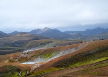 Fumarolen veld in het binnenland van IJsland op de motorroute van de Trans Iceland Motor Challenge